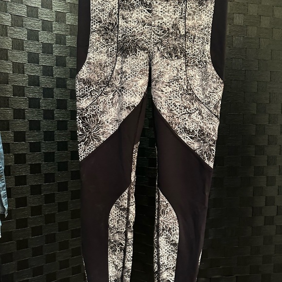 Stylish Black and White Patterned Leggings - Picture 2 of 4